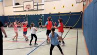 Heute fand das mit Spannung erwartete Turnier der 3. und 4. Klassen statt – ein Tag voller Bewegung, Teamgeist und großer Begeisterung. In den Disziplinen Zweifelderball und Basketball traten die […]