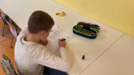 Geschwitzt, probiert, gerechnet, genascht, konstruiert, skizziert… heute fand die Schulolympiade in der Aula statt. Unterstützt von Frau Janck versuchten die Mädchen und Jungen der Klassenstufen 3-6 die anspruchsvollen Aufgaben zu […]