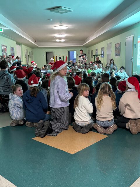 Gemeinsames Singen im Mittelflur: Weihnachtszauber für alle